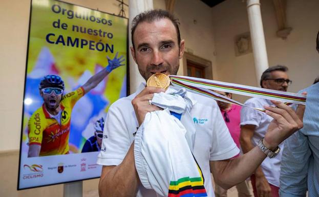 El ciclista murciano Alejandro Valverde, muerde la medalla de oro que consiguió tras proclamarse campeón del mundo de ciclismo.