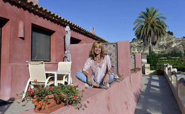 Llanos Girón muestra las instalaciones de su hotel rural y la finca de La Joya del Valle de Ricote.