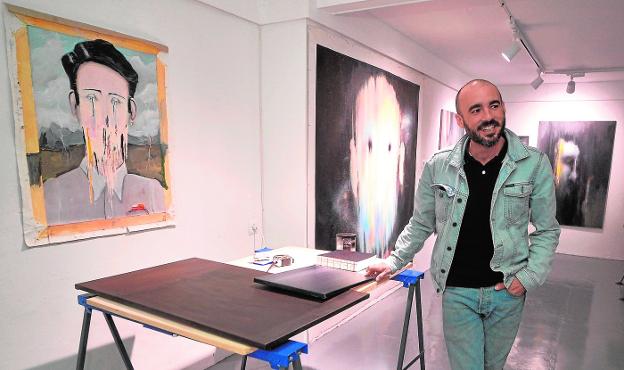 Barceló, ante algunas de sus últimas obras, en el nuevo espacio artístico de Murcia, en el número 25 de la calle Victorio. 