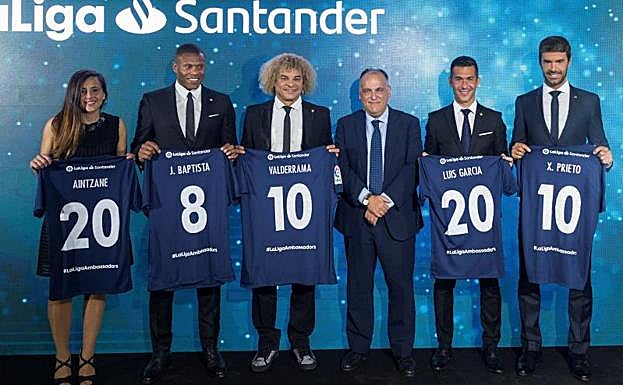 Javier Tebas posa junto a los nuevos embajadores de LaLiga.