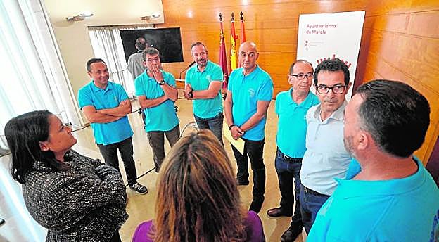 Varios de los cooperantes, ayer, en el Ayuntamiento. 