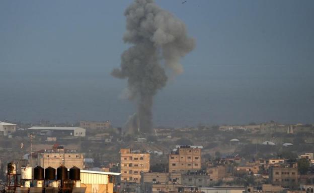 Una larga nube de humo producida tras los bombardeos en Gaza.