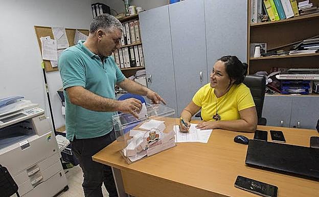 Votación en la sede de Unión Radio Taxi para convocar la huelga de este miércoles.