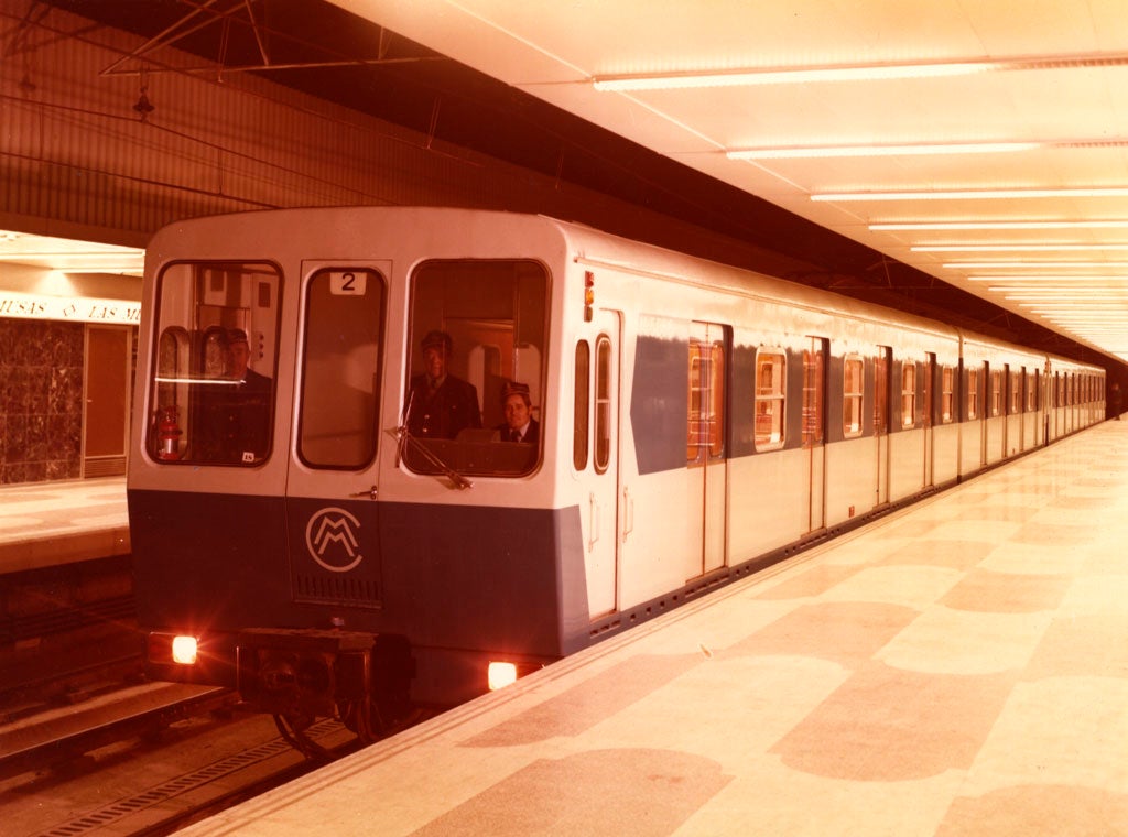 El rey Felipe VI ha viajado este miércoles en un vagón de Metro, para conmemorar el centenario de este medio de transporte que inauguró su bisabuelo Alfonso XIII.