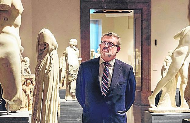 El director del Museo del Prado de Madrid, Miguel Falomir, en la sala de escultura clásica. 