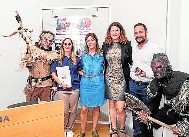 Mari Carmen Pérez, Raquel Torres, Ana Ballabriga y el concejal, con dos actores en la presentación. 
