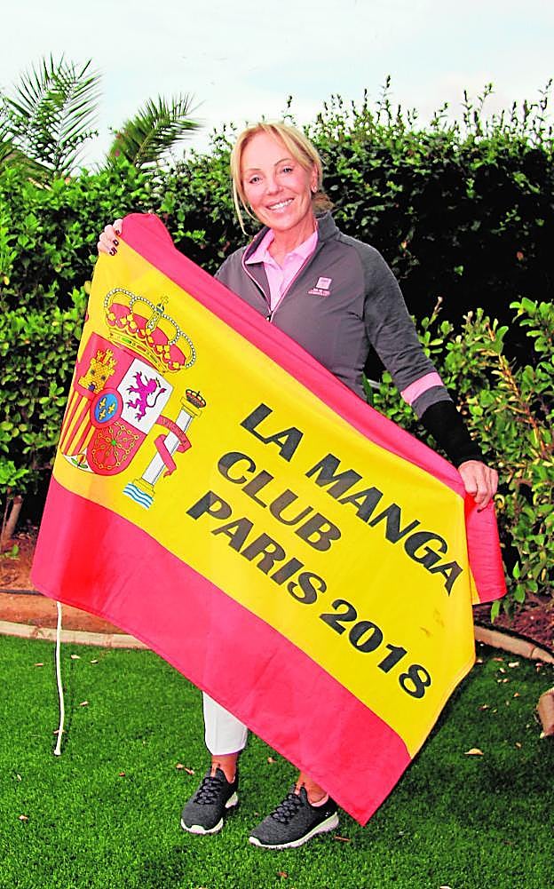 Sylvia Ingham con la bandera española que llevó a París. 