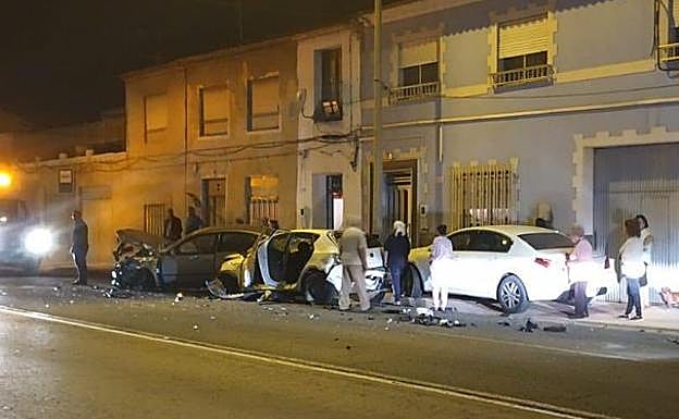 Los servicios de emergencias trabajan en la zona del accidente.