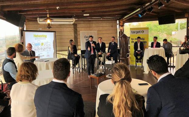 López Miras, en el encuentro en el que ha participado con jóvenes.