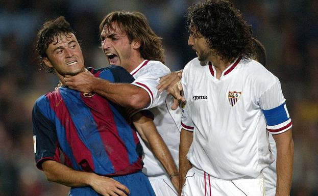 Javi Navarro agarra por el cuello a Luis Enrique, en presencia de Pablo Alfaro, en un Barcelona-Sevilla de 2003. 