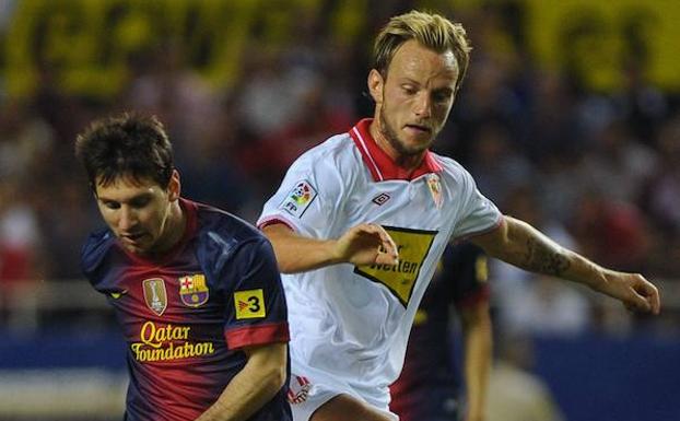 Messi y Rakitic pugnan por un balón en un Sevilla-Barcelona de septiembre de 2012. 