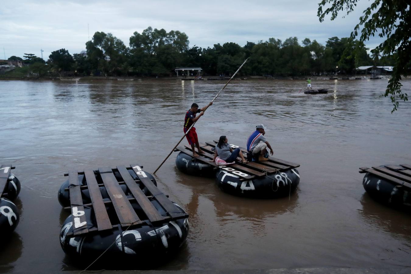 Una avanzada de la caravana de migrantes hondureños comienzan a adentrarse en México, donde fueron recibidos por un dispositivo de agentes de migración. Los primeros migrantes cruzaron el puente fronterizo entre Tecún Umán (Guatemala) y Ciudad Hidalgo (México), y algunos más utilizaron barcazas para cruzar el río Suchiate.