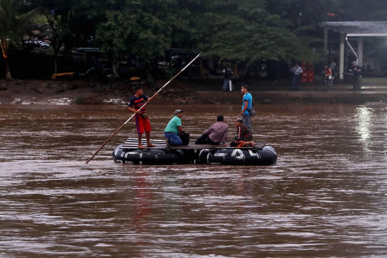 Una avanzada de la caravana de migrantes hondureños comienzan a adentrarse en México, donde fueron recibidos por un dispositivo de agentes de migración. Los primeros migrantes cruzaron el puente fronterizo entre Tecún Umán (Guatemala) y Ciudad Hidalgo (México), y algunos más utilizaron barcazas para cruzar el río Suchiate.