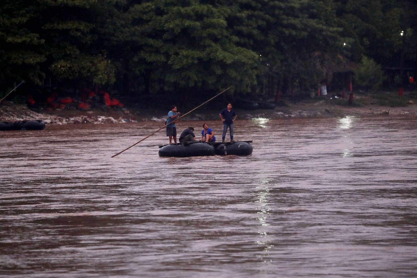 Una avanzada de la caravana de migrantes hondureños comienzan a adentrarse en México, donde fueron recibidos por un dispositivo de agentes de migración. Los primeros migrantes cruzaron el puente fronterizo entre Tecún Umán (Guatemala) y Ciudad Hidalgo (México), y algunos más utilizaron barcazas para cruzar el río Suchiate.