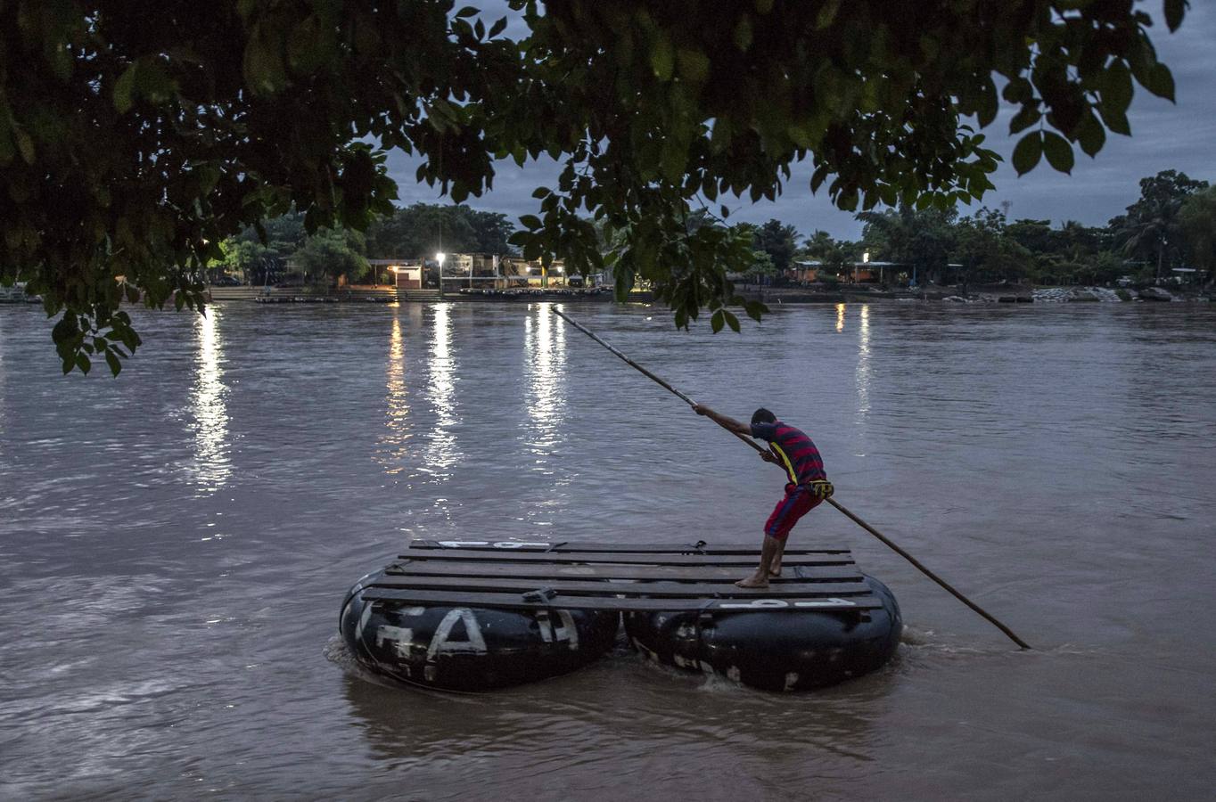 Una avanzada de la caravana de migrantes hondureños comienzan a adentrarse en México, donde fueron recibidos por un dispositivo de agentes de migración. Los primeros migrantes cruzaron el puente fronterizo entre Tecún Umán (Guatemala) y Ciudad Hidalgo (México), y algunos más utilizaron barcazas para cruzar el río Suchiate.