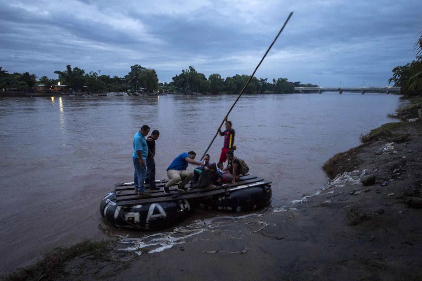 Una avanzada de la caravana de migrantes hondureños comienzan a adentrarse en México, donde fueron recibidos por un dispositivo de agentes de migración. Los primeros migrantes cruzaron el puente fronterizo entre Tecún Umán (Guatemala) y Ciudad Hidalgo (México), y algunos más utilizaron barcazas para cruzar el río Suchiate.