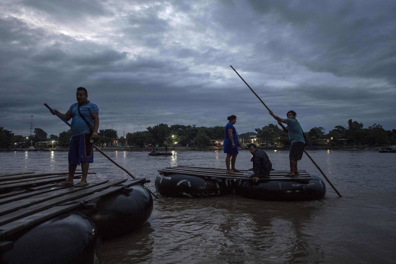 Una avanzada de la caravana de migrantes hondureños comienzan a adentrarse en México, donde fueron recibidos por un dispositivo de agentes de migración. Los primeros migrantes cruzaron el puente fronterizo entre Tecún Umán (Guatemala) y Ciudad Hidalgo (México), y algunos más utilizaron barcazas para cruzar el río Suchiate.