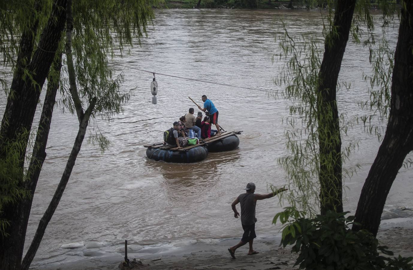 Una avanzada de la caravana de migrantes hondureños comienzan a adentrarse en México, donde fueron recibidos por un dispositivo de agentes de migración. Los primeros migrantes cruzaron el puente fronterizo entre Tecún Umán (Guatemala) y Ciudad Hidalgo (México), y algunos más utilizaron barcazas para cruzar el río Suchiate.