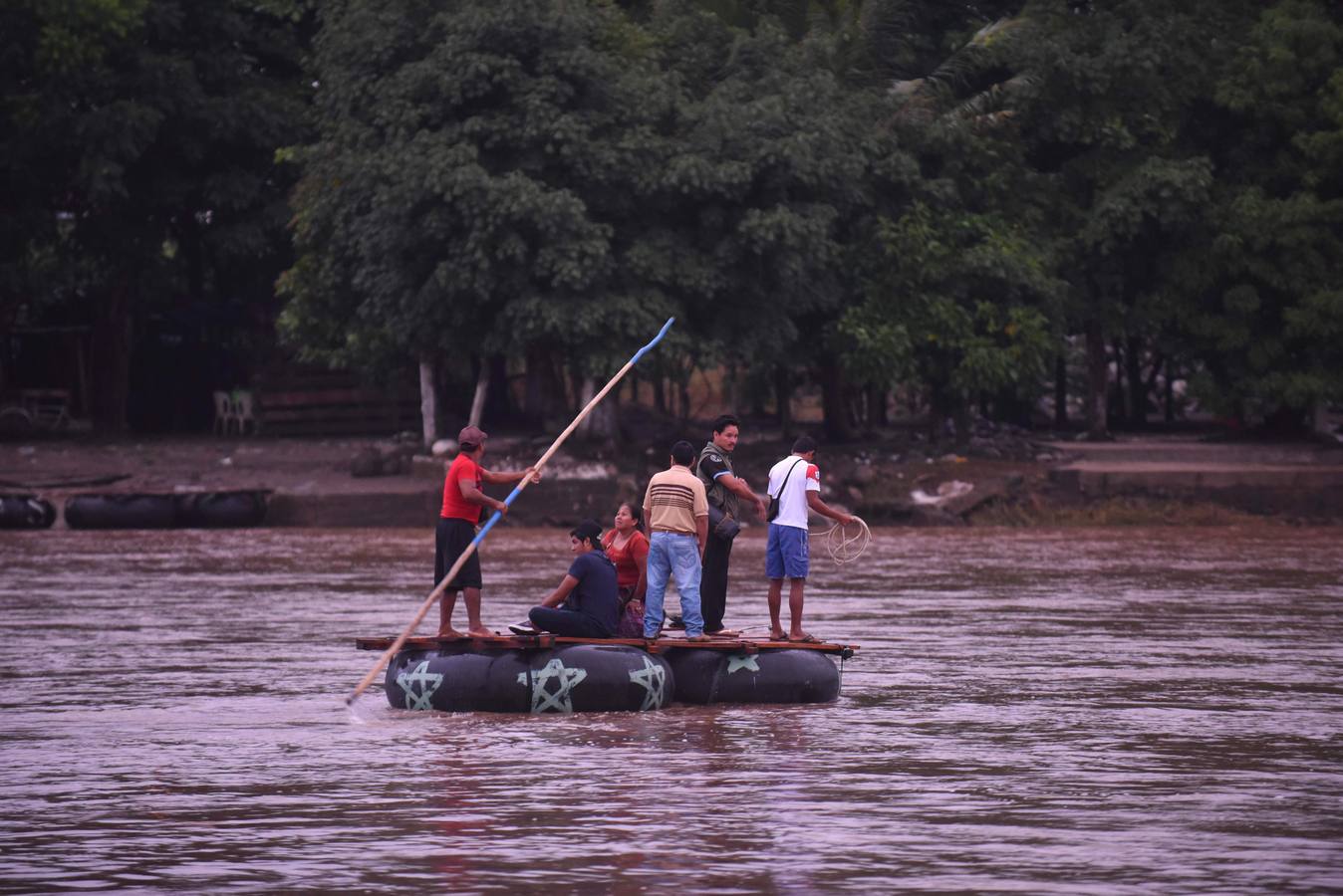 Una avanzada de la caravana de migrantes hondureños comienzan a adentrarse en México, donde fueron recibidos por un dispositivo de agentes de migración. Los primeros migrantes cruzaron el puente fronterizo entre Tecún Umán (Guatemala) y Ciudad Hidalgo (México), y algunos más utilizaron barcazas para cruzar el río Suchiate.