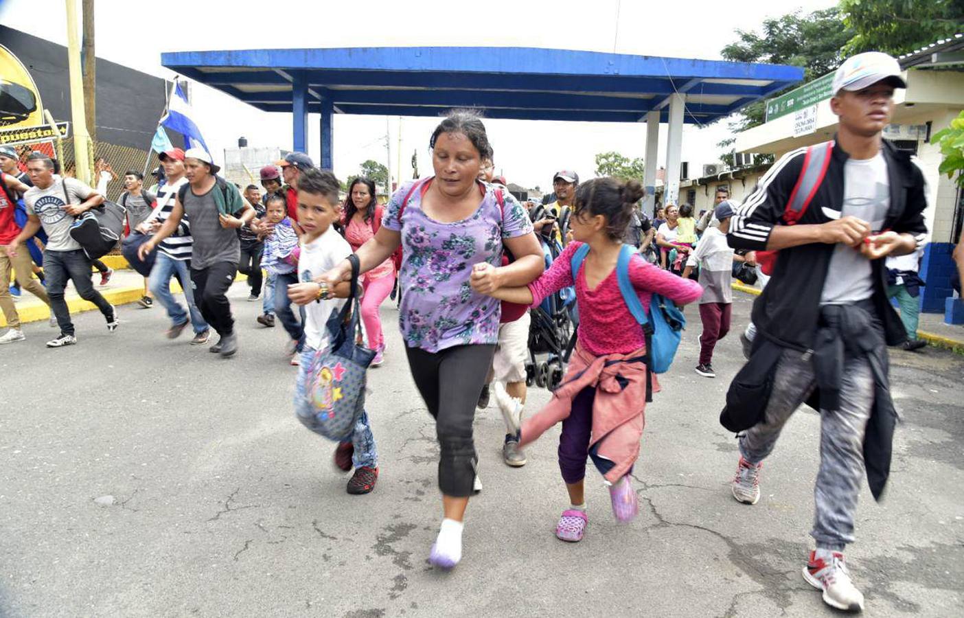 Una avanzada de la caravana de migrantes hondureños comienzan a adentrarse en México, donde fueron recibidos por un dispositivo de agentes de migración. Los primeros migrantes cruzaron el puente fronterizo entre Tecún Umán (Guatemala) y Ciudad Hidalgo (México), y algunos más utilizaron barcazas para cruzar el río Suchiate.