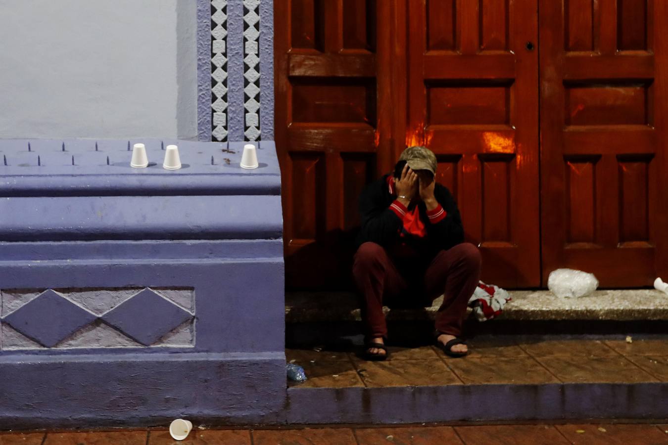 Una avanzada de la caravana de migrantes hondureños comienzan a adentrarse en México, donde fueron recibidos por un dispositivo de agentes de migración. Los primeros migrantes cruzaron el puente fronterizo entre Tecún Umán (Guatemala) y Ciudad Hidalgo (México), y algunos más utilizaron barcazas para cruzar el río Suchiate.