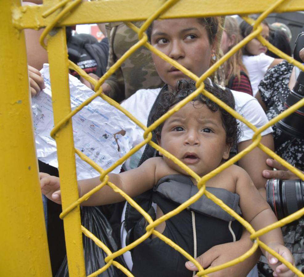 Una avanzada de la caravana de migrantes hondureños comienzan a adentrarse en México, donde fueron recibidos por un dispositivo de agentes de migración. Los primeros migrantes cruzaron el puente fronterizo entre Tecún Umán (Guatemala) y Ciudad Hidalgo (México), y algunos más utilizaron barcazas para cruzar el río Suchiate.