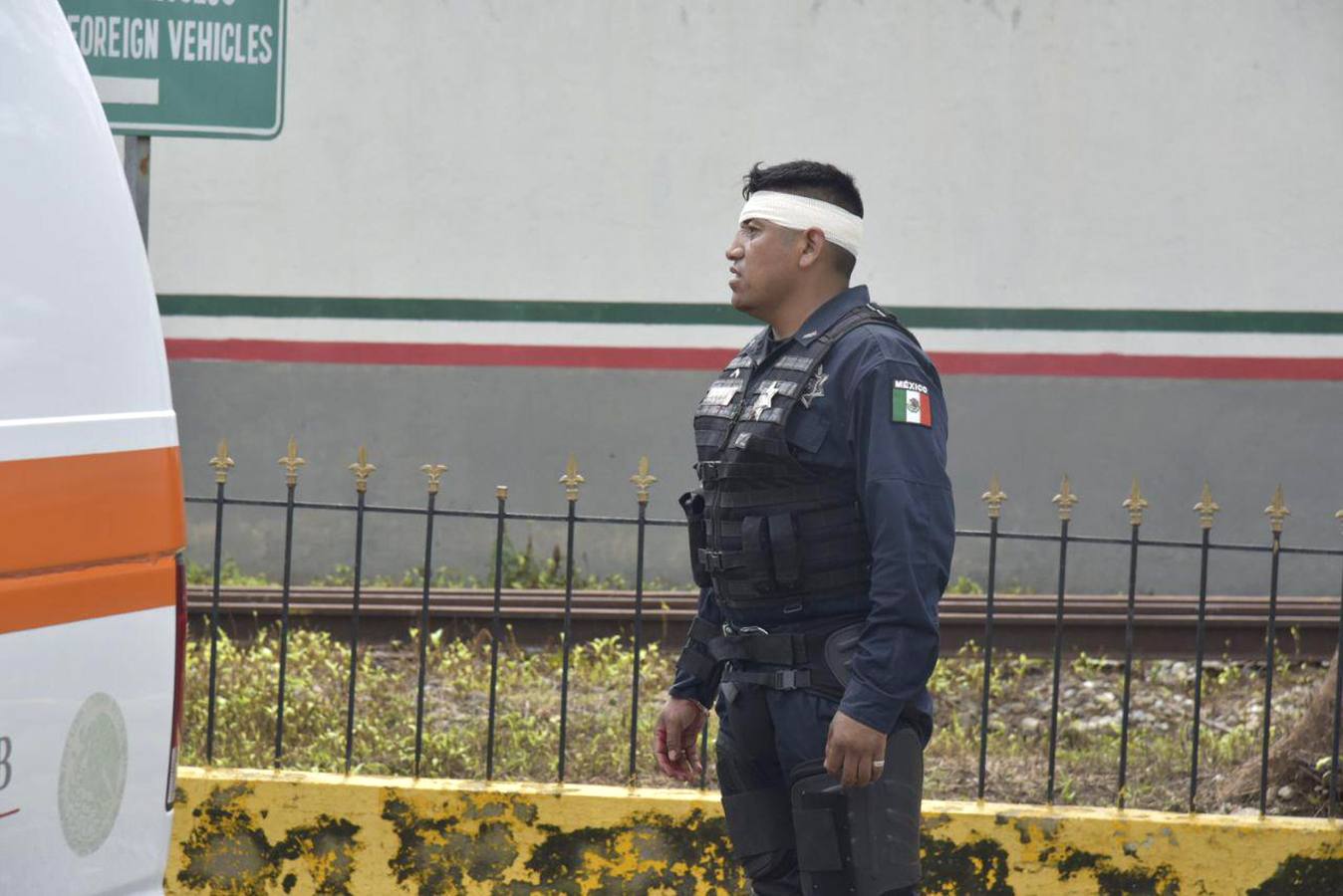 Una avanzada de la caravana de migrantes hondureños comienzan a adentrarse en México, donde fueron recibidos por un dispositivo de agentes de migración. Los primeros migrantes cruzaron el puente fronterizo entre Tecún Umán (Guatemala) y Ciudad Hidalgo (México), y algunos más utilizaron barcazas para cruzar el río Suchiate.