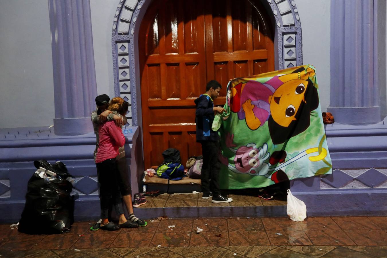 Una avanzada de la caravana de migrantes hondureños comienzan a adentrarse en México, donde fueron recibidos por un dispositivo de agentes de migración. Los primeros migrantes cruzaron el puente fronterizo entre Tecún Umán (Guatemala) y Ciudad Hidalgo (México), y algunos más utilizaron barcazas para cruzar el río Suchiate.