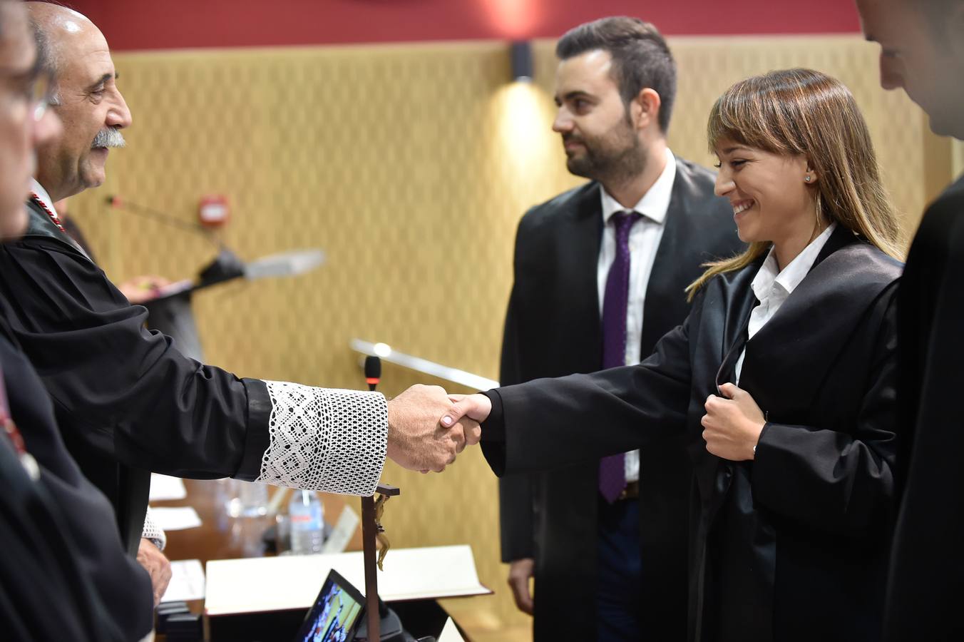 El Colegio de Abogados de Murcia presentó en la mañana de ayer sus nuevas oficinas tras finalizar las obras de rehabilitación en su sede oficial. La jornada de puertas abiertas continuó con el acto de jura o promesa de nuevos letrados y la entrega de la distinción, como colegiado honorífico, al Real Casino de Murcia.