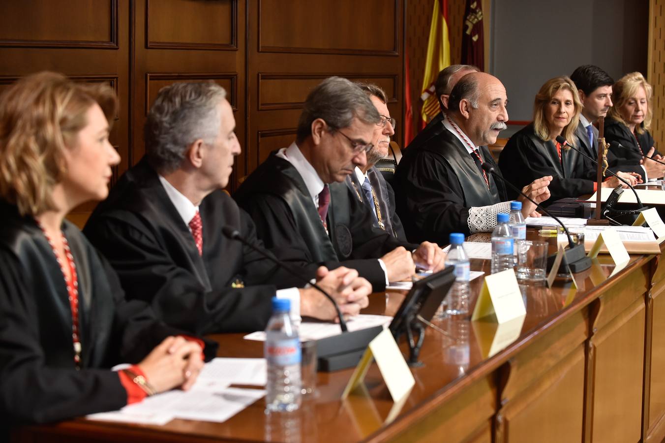 El Colegio de Abogados de Murcia presentó en la mañana de ayer sus nuevas oficinas tras finalizar las obras de rehabilitación en su sede oficial. La jornada de puertas abiertas continuó con el acto de jura o promesa de nuevos letrados y la entrega de la distinción, como colegiado honorífico, al Real Casino de Murcia.