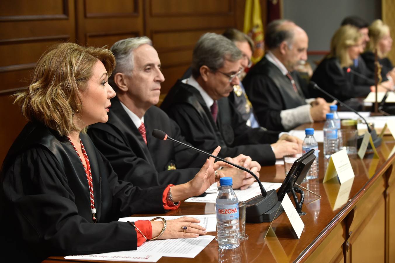 El Colegio de Abogados de Murcia presentó en la mañana de ayer sus nuevas oficinas tras finalizar las obras de rehabilitación en su sede oficial. La jornada de puertas abiertas continuó con el acto de jura o promesa de nuevos letrados y la entrega de la distinción, como colegiado honorífico, al Real Casino de Murcia.