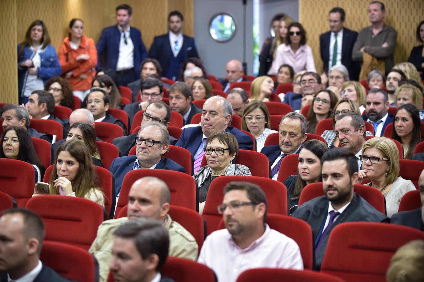 El Colegio de Abogados de Murcia presentó en la mañana de ayer sus nuevas oficinas tras finalizar las obras de rehabilitación en su sede oficial. La jornada de puertas abiertas continuó con el acto de jura o promesa de nuevos letrados y la entrega de la distinción, como colegiado honorífico, al Real Casino de Murcia.