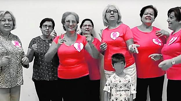Algunas de las mujeres participantes en el vídeo, durante su actuación. 