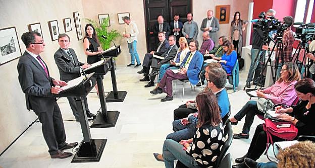 José Ballesta, Pedro Saura y Miriam Guardiola, ayer, durante la rueda de prensa en el salón de los corregidores del Ayuntamiento 