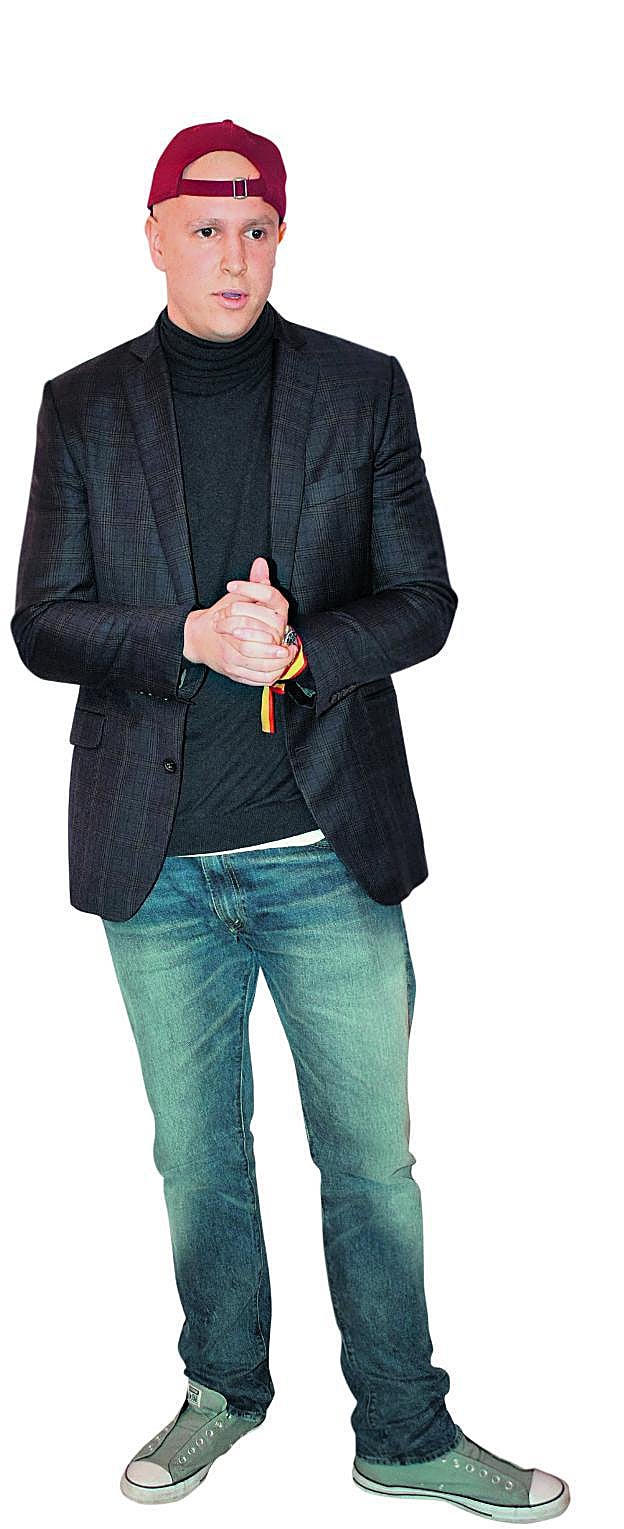 Reaparición. El hijo de Ana Obregón se mostró risueño y agradecido. 