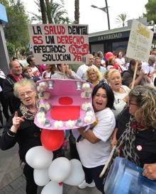 Imagen secundaria 2 - Medio millar de afectados de iDental reclaman justicia en Murcia