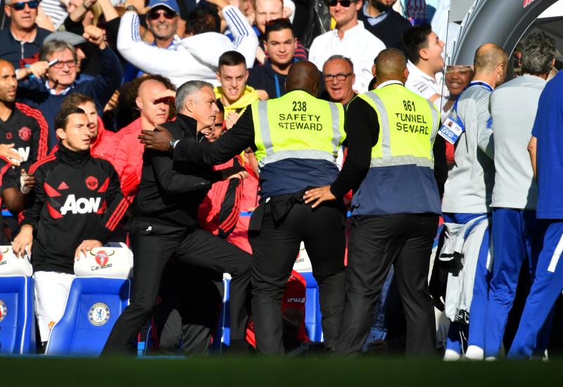 Mourinho es sujetado tras el gol del empate del Chelsea. 