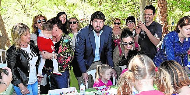 Fernando López Miras, en los talleres organizados con motivo del Día de la Familia, el pasado mes de mayo, en Murcia. 