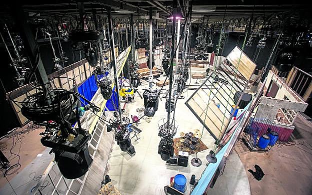 A vista de pájaro, el mítico Estudio 1 aparece como un bosque de focos. :: alberto ferreras