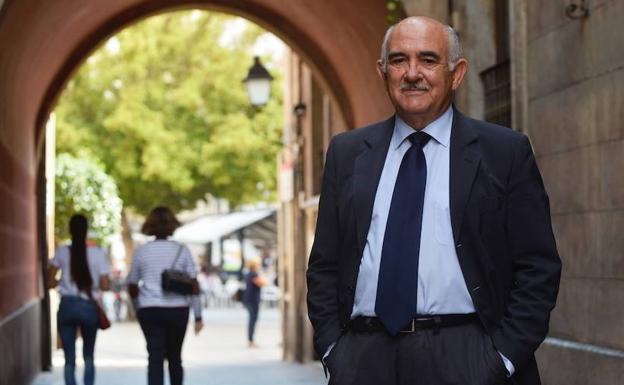 Alberto Garre, ante el Arco de Santo Domingo, en el centro de Murcia. 