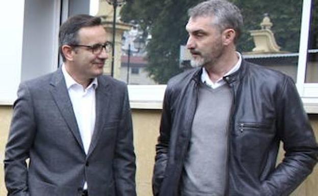 Diego conesa y Óscar Urralburu, ante la sede del CES.