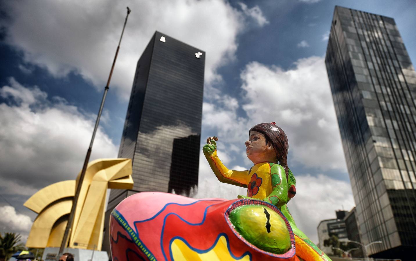 Un centenar de figuras de animales fantásticos, conocidos como alebrijes, desfiló ante la algarabía de decenas de miles de personas que colmaron el recorrido por las calles del centro de la Ciudad de México.