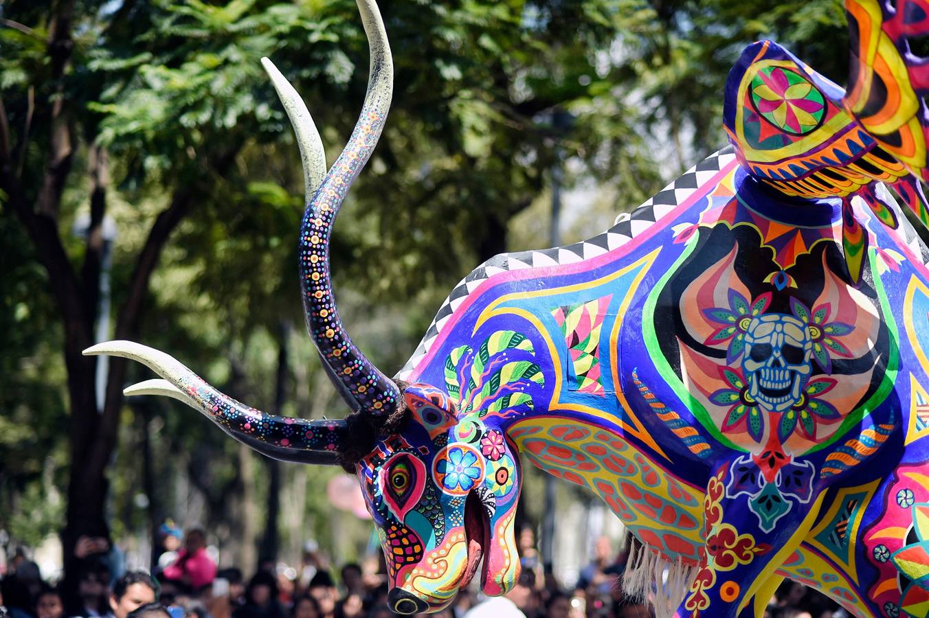 Un centenar de figuras de animales fantásticos, conocidos como alebrijes, desfiló ante la algarabía de decenas de miles de personas que colmaron el recorrido por las calles del centro de la Ciudad de México.