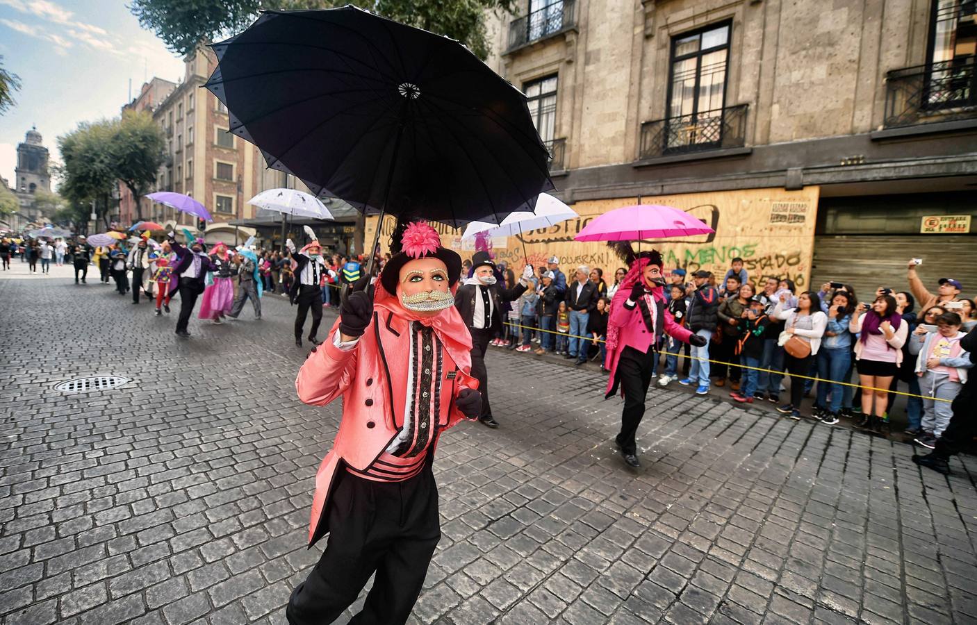 Un centenar de figuras de animales fantásticos, conocidos como alebrijes, desfiló ante la algarabía de decenas de miles de personas que colmaron el recorrido por las calles del centro de la Ciudad de México.