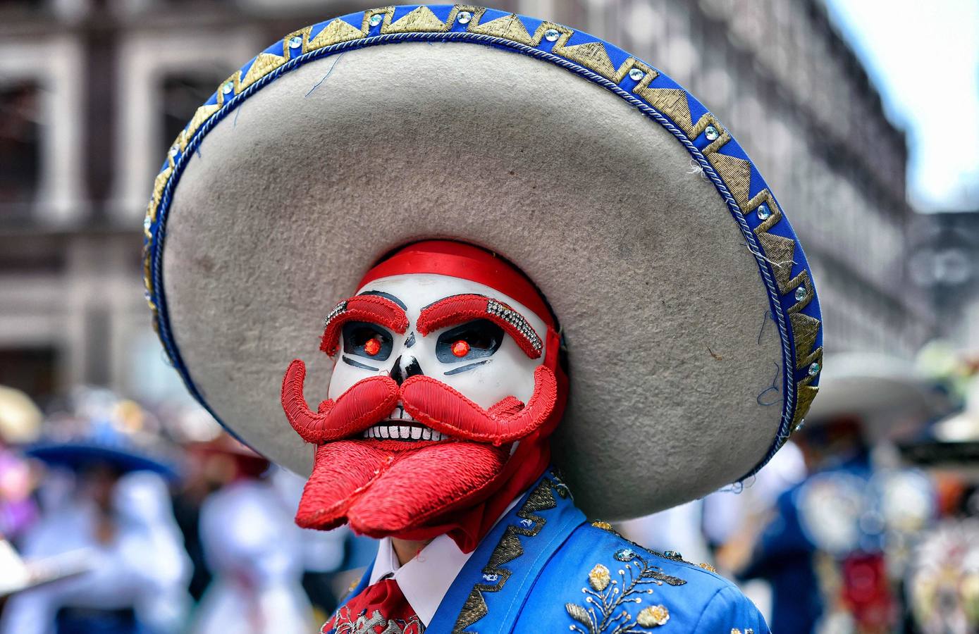 Un centenar de figuras de animales fantásticos, conocidos como alebrijes, desfiló ante la algarabía de decenas de miles de personas que colmaron el recorrido por las calles del centro de la Ciudad de México.