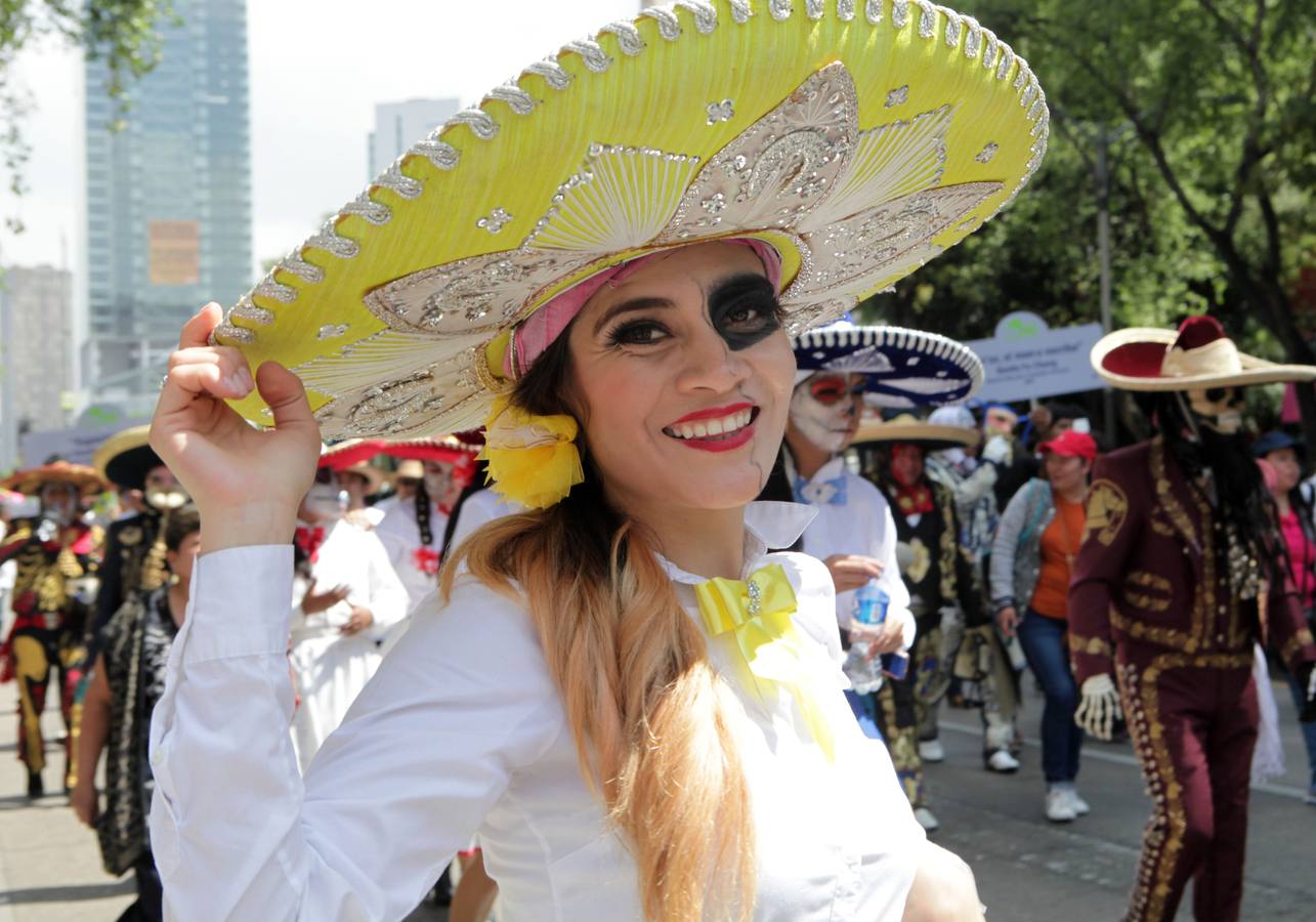 Un centenar de figuras de animales fantásticos, conocidos como alebrijes, desfiló ante la algarabía de decenas de miles de personas que colmaron el recorrido por las calles del centro de la Ciudad de México.