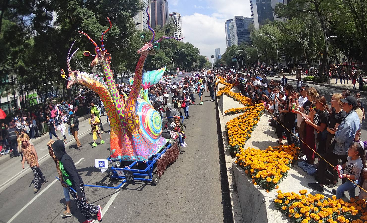 Un centenar de figuras de animales fantásticos, conocidos como alebrijes, desfiló ante la algarabía de decenas de miles de personas que colmaron el recorrido por las calles del centro de la Ciudad de México.