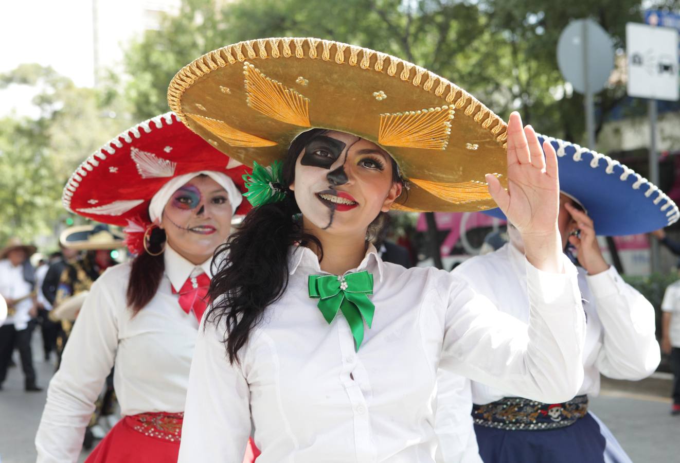 Un centenar de figuras de animales fantásticos, conocidos como alebrijes, desfiló ante la algarabía de decenas de miles de personas que colmaron el recorrido por las calles del centro de la Ciudad de México.