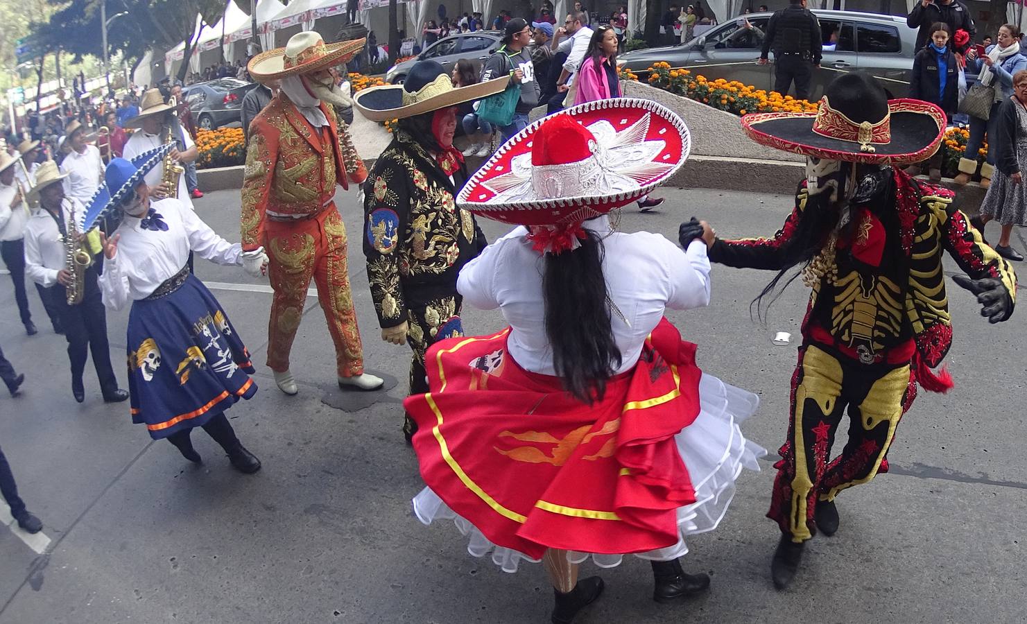 Un centenar de figuras de animales fantásticos, conocidos como alebrijes, desfiló ante la algarabía de decenas de miles de personas que colmaron el recorrido por las calles del centro de la Ciudad de México.