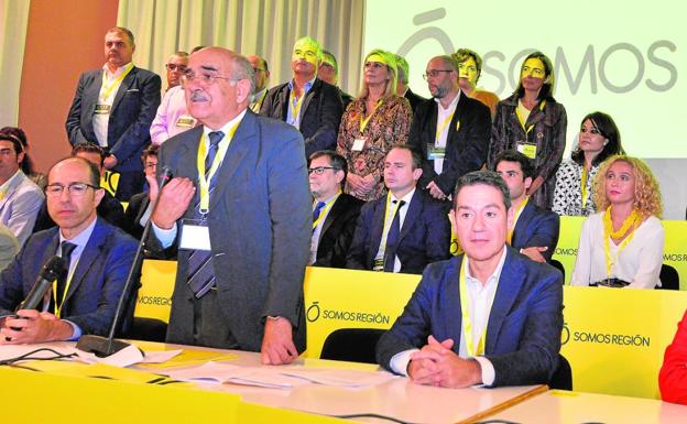 Alberto Garre, de pie, con miembros de la ejecutiva recién elegida ayer de Somos Región. 